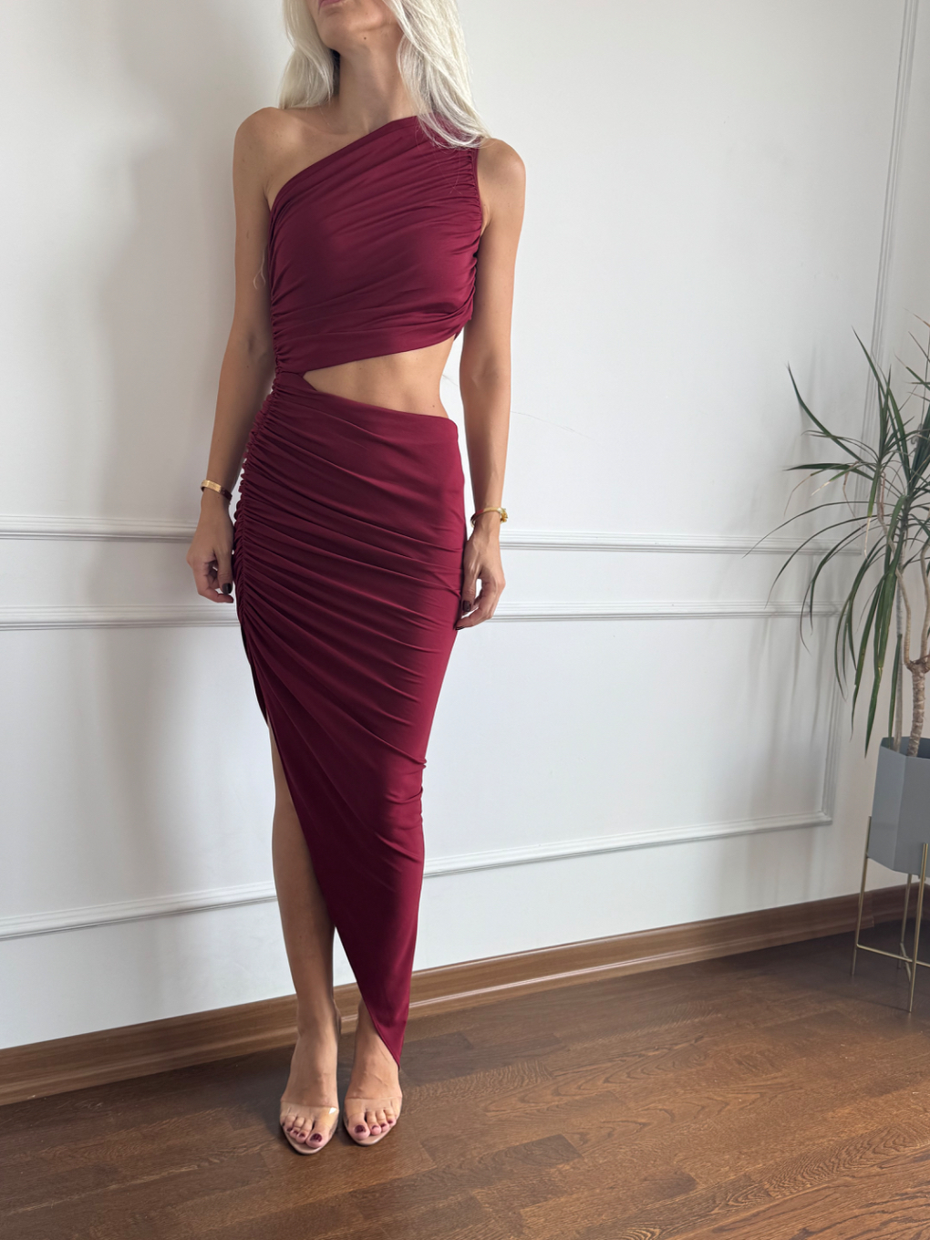 Asimetrik Drapeli Bordo Yırtmaçlı Elbise