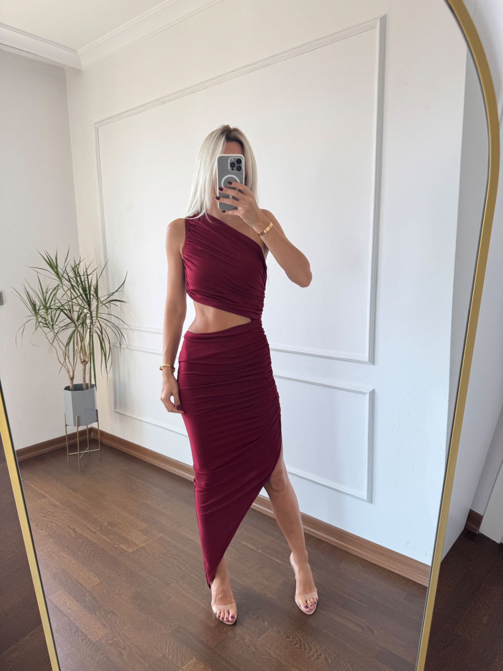 Asimetrik Drapeli Bordo Yırtmaçlı Elbise