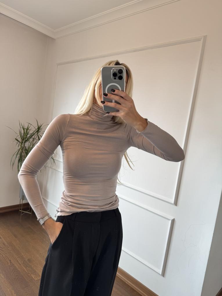 Gri Boğazlı Transparan Yumuşak Dokulu Bluz