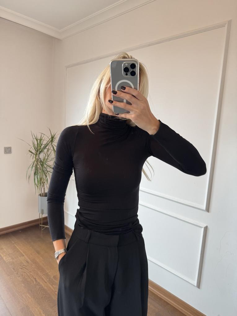 Siyah Boğazlı Transparan Yumuşak Dokulu Bluz