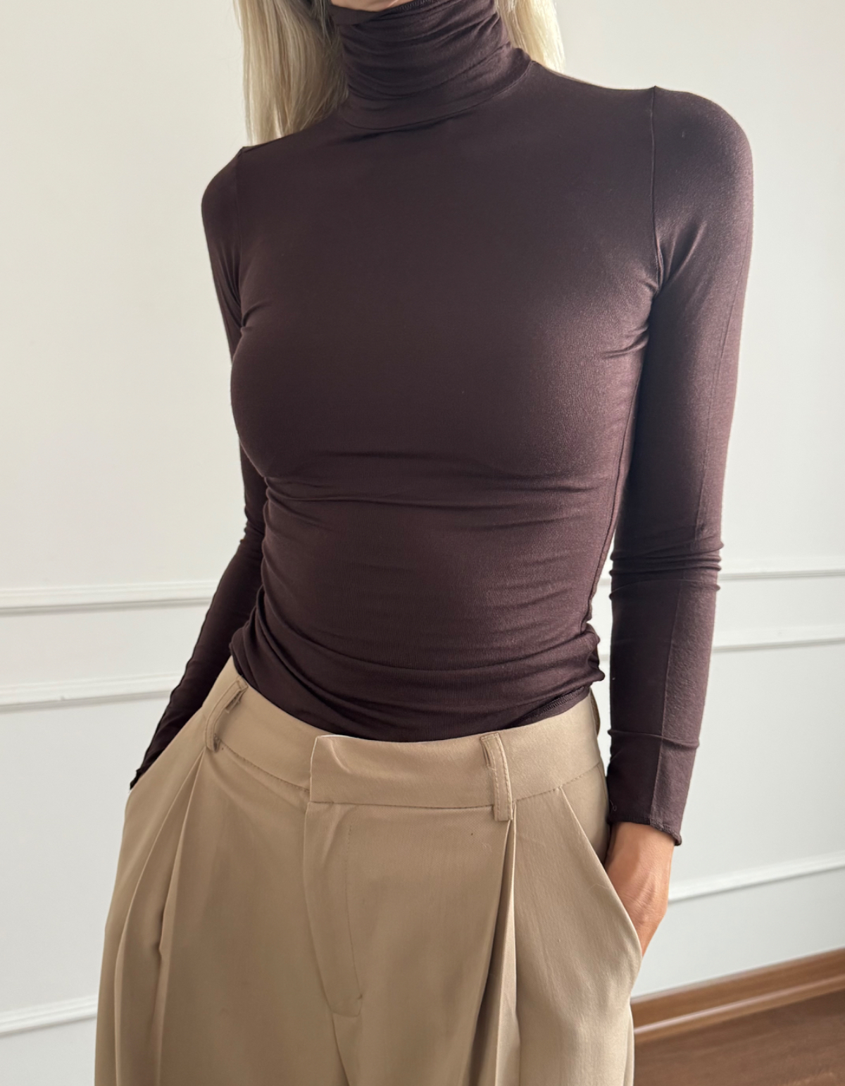 Acı Kahve Boğazlı Transparan Yumuşak Dokulu Bluz